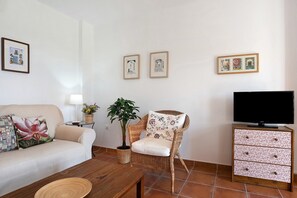TV - Apartment ‘Cobijadas75 Corredera’ with Mountain View & Wi-Fi (Vejer de la Frontera)