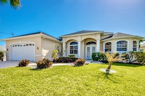 Exterior - Villa Saxony, large terrace with pool & lounge area , pool table (Cape Coral)