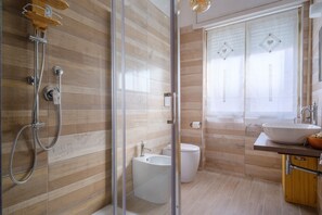 Regadera, secadora de cabello, toallas 