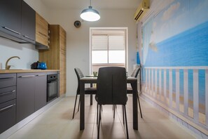 Refrigerador, horno, parrilla de estufa y cafetera y tetera 