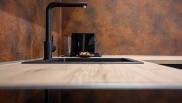 Réfrigérateur, micro-ondes, plaque de cuisson, lave-vaisselle