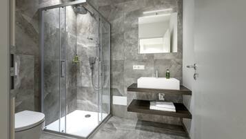 Douche, sĂšche-cheveux, bidet, serviettes fournies