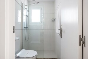 Een douche, handdoeken
