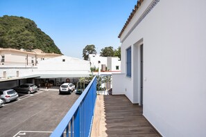 Property grounds - Apartment 'Casa de 10 - 1A' with Mountain View, Shared Pool & Wi-Fi (Vejer)