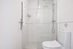 Shower, towels - Apartment 'Casa de 10 - 2A' with Mountain View, Shared Pool & Wi-Fi (Vejer)