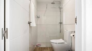 Een douche, handdoeken
