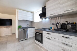 Fridge, oven, stovetop, dishwasher