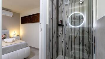 Shower, hair dryer, towels