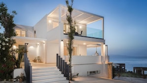 A modern two-story house with a balcony overlooking the ocean. - Niki s Villa - Luxury Seaview Villa - Niki s Villa - Luxury Seaview Villa (Zakynthos)