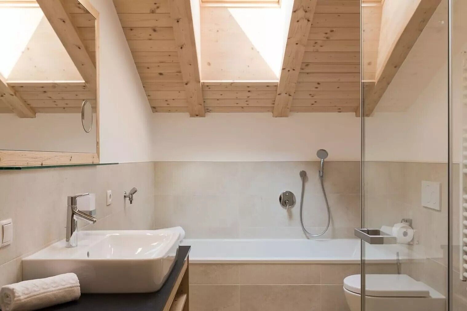 Bañera, secador de pelo, toallas