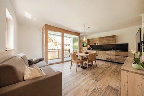 TV - Holiday Apartment "Natur Suite Edelweisshof Heidi" with Mountain View, Shared Garden & Wi-Fi (Chiusa)