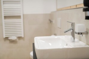 Bañera, secador de pelo, toallas