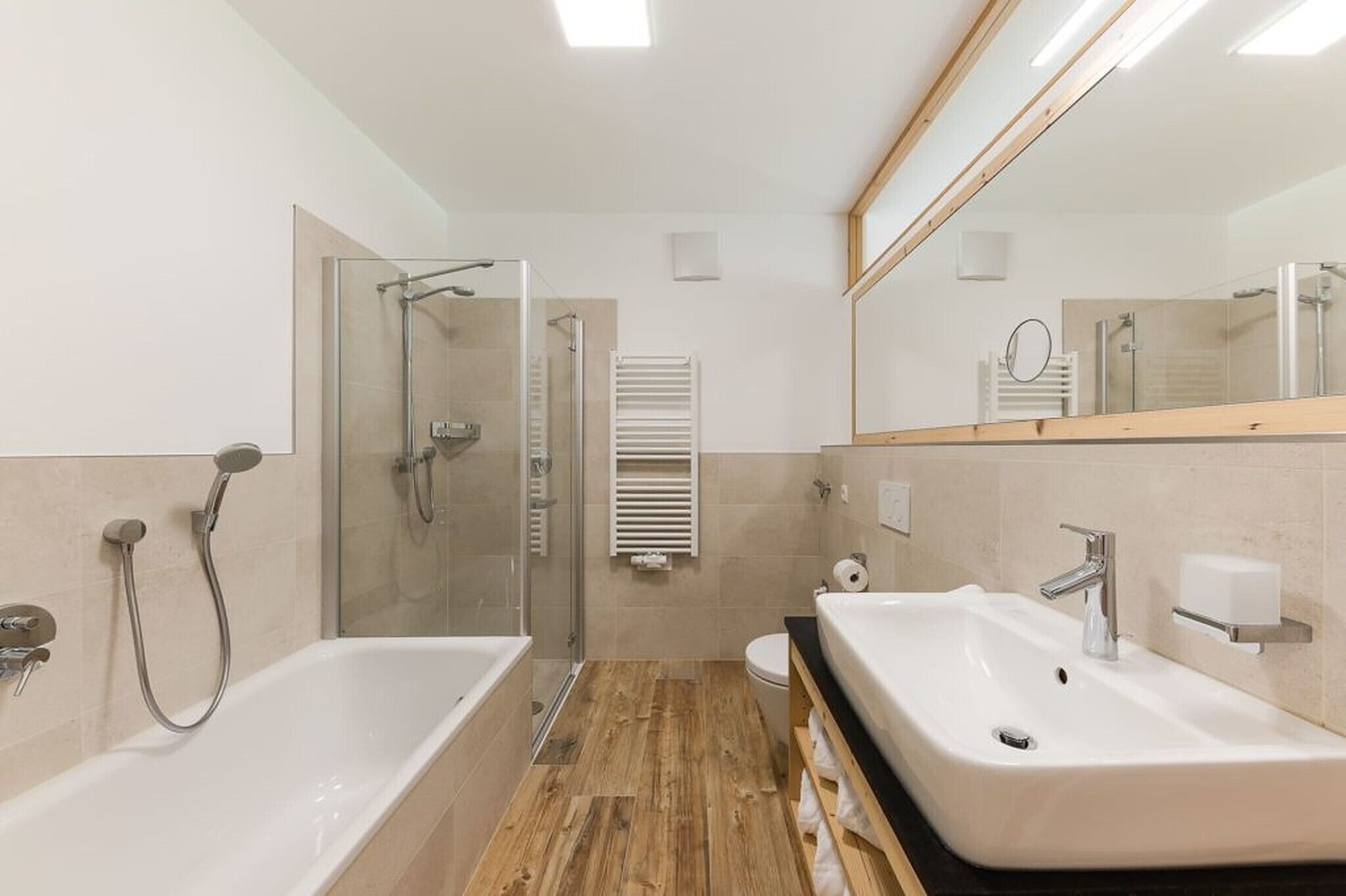 Badewanne, Haartrockner, Handtücher