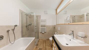 Badewanne, Haartrockner, Handtücher