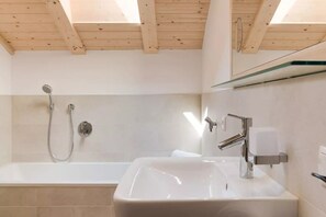 Badewanne, Haartrockner, Handtücher