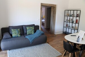 Un salon moderne avec un canapé, une table basse et une bibliothèque.