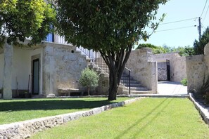 Property grounds - Pet-Friendly Holiday Home 'Casa do Mestre' with Mountain View, Pool & Wi-Fi (Vila de Punhe)