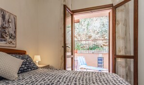 1 bedroom, bed sheets