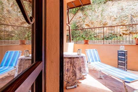 Outdoor dining. Apartment Bilocale Grecale Family Room