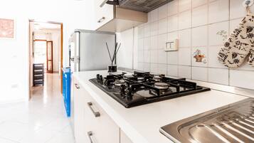 Frigorifero, microonde, piano cottura, seggiolone