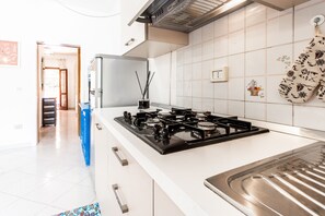 Kylskåp, mikrovågsugn, spishäll och barnstol