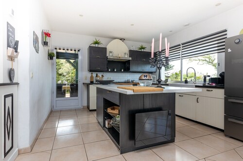 Villa 'Beautiful Basque House in Bardos' with Air Conditioning, Garden & Wi-Fi