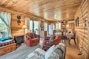TV, books - Fire Pit + Sauna: Waterfront Escape in Crosslake! (Crosslake)