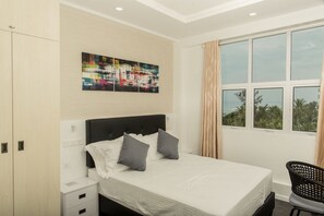 Minibar, in-room safe, desk, iron/ironing board - Acacia Beach Hotel (Hulhumalé)