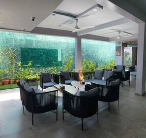 Lobby sitting area - Acacia Beach Hotel (Hulhumalé)