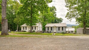 Un terrain de camping équipé de deux mobil-homes, de tables de pique-nique et d’un espace de stationnement en gravier.