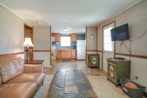 TV, DVD player, books - Dandridge Cabin in Inspiration Cove w/ Lake Access (Dandridge)