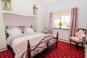 2 bedrooms, iron/ironing board, free WiFi, bed sheets - Cozy Cottage Retreat in Listowel pet Friend (Listowel)