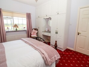 Cottage | 2 bedrooms, iron/ironing board, free WiFi, bed sheets - Cozy Cottage Retreat in Listowel pet Friend (Listowel)
