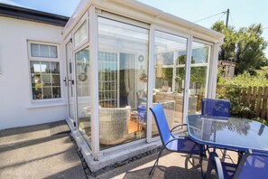 Outdoor dining - Cozy Cottage Retreat in Listowel pet Friend (Listowel)