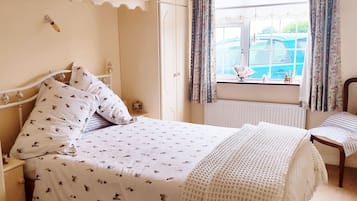 Cottage | 2 bedrooms, iron/ironing board, free WiFi, bed sheets