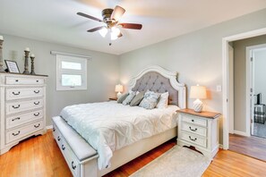 4 chambres, bureau, fer et planche à repasser, lit de bébé portatif