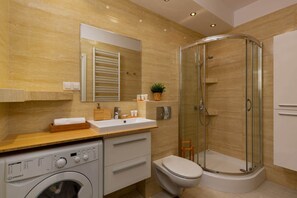 Douche, sèche-cheveux, serviettes fournies