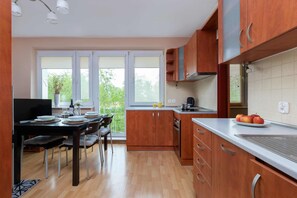 Fridge, oven, stovetop, dishwasher