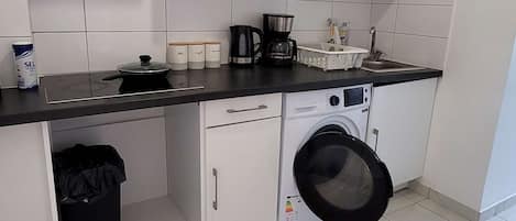 Een koelkast, een magnetron, een oven, een kookplaat