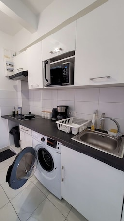 Réfrigérateur, micro-ondes, four, plaque de cuisson. Hollyday Apart Paris Saint-Brice CDG France