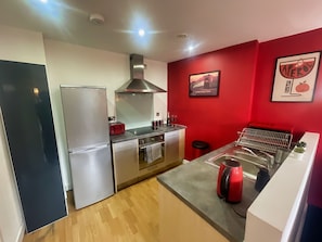 Apartamento City | Cocina privada | Frigorífico, microondas, horno y hervidor eléctrico
