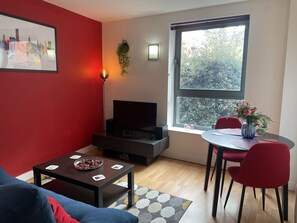 Apartamento City | Zona de estar | Televisión LCD de 40 pulgadas con canales por cable