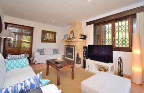 Televisie, een open haard en een tafeltennistafel