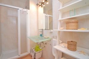Badewanne, Haartrockner, Handtücher, Toilettenpapier