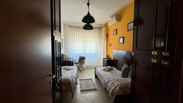 3 camere, una scrivania, ferro/asse da stiro, Wi-Fi gratuito