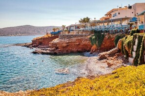 Ubicación cercana a la playa, arena blanca y 3 bares en la playa
