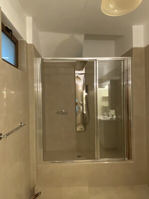 Ducha, cabezal de ducha con hidromasaje, secador de pelo y albornoces