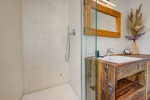 Shower, hair dryer, bidet, towels