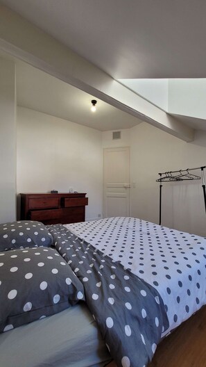 1 habitación, tabla de planchar con plancha, wifi y ropa de cama 
