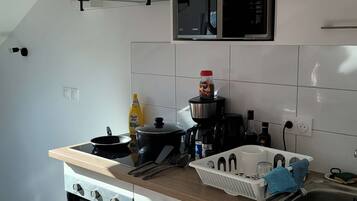 Een koelkast, een microgolfoven, een oven, een kookplaat